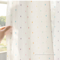 Decoração de quarto infantil cortina bordada